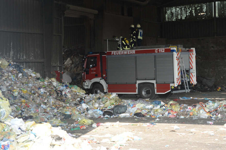 Mitten zwischen Müll musste die Feuerwehr agieren.
