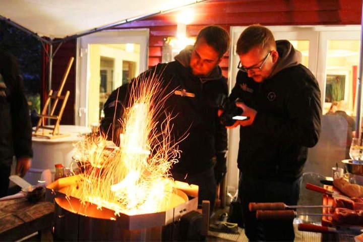 Das Feuer brennt, das Grillen kann beginnen. Die YouTuber "Sizzlebrothers" halten alles mit ihrer Kamera fest.