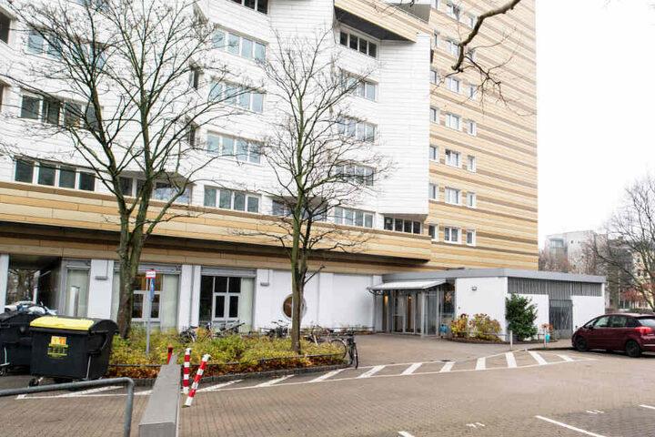 Die Außenaufnahme zeigt das Wohnhaus im Bezirk Altona, in dem der Angeklagte seine Frau getötet haben soll.