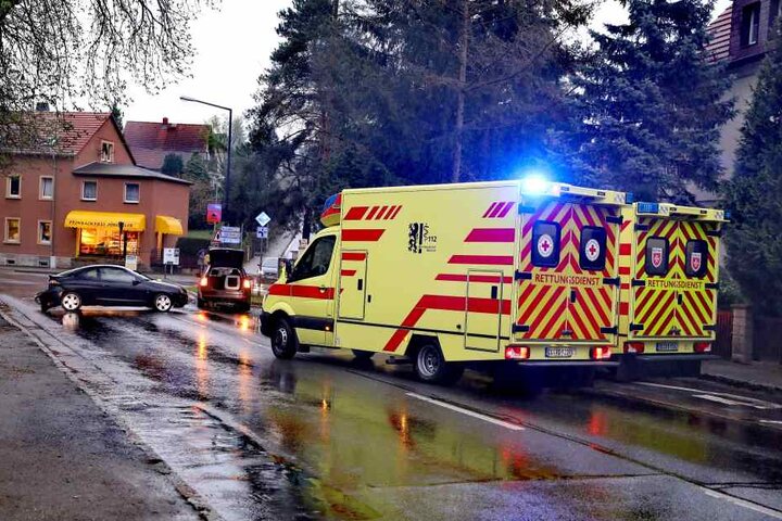 Zwei Autos sind kurz vor der Kreuzung zusammengestoßen.