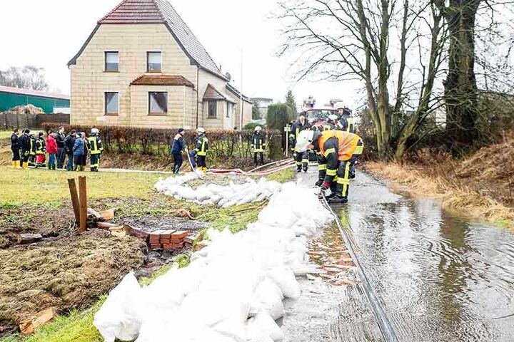 Sturmböen fliegen mit bis zu 100 Stundenkilometern über uns hinweg.