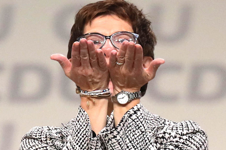 AKK dankte auch ihren Mitbewerbern Merz und Spahn, sprach von einem fairen Wettbewerb, "den wir uns geliefert haben".
