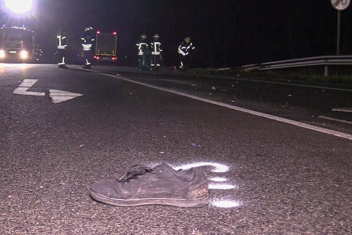 Ein Schuh liegt auf der Fahrbahn: Für den Mann kam jede Hilfe zu spät.