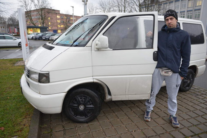 Der VW-Bus wurde nachts aufgebrochen.