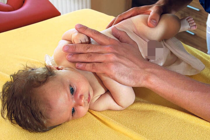 An seinem Söhnchen Eddi (2 Monate) probierte sich der ausgebildete
Heilpraktiker auch schon aus.
