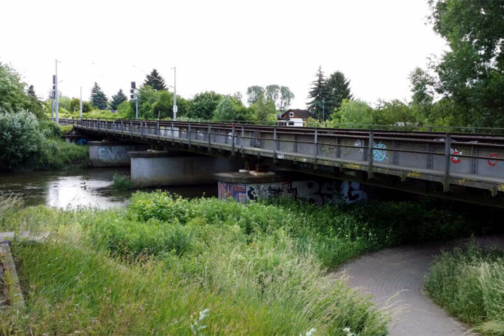 Die über 90 Jahre alte Brücke über der Weißen Elster hat ausgedient.