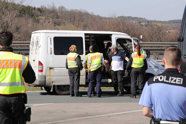 Beamte bei der Kontrolle eines Kleintransporters.