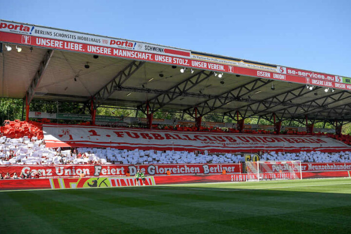 Tolle Choreografie der Union-Fans im Stadion An der Alten Försterei vor dem Anpfiff.