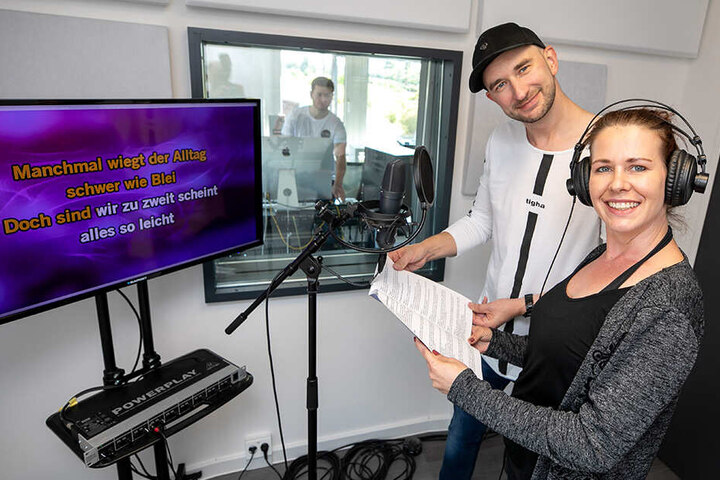 Chef Matthias Weigold (36) alias DJ Jake Dike zusammen mit Ivonne beim Singen.