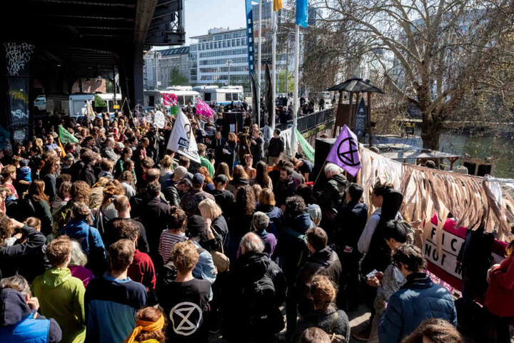 Teilnehmer haben sich zu einer Kundgebung der Bewegung Extinction Rebellion an der Jannowitzbrücke versammelt.