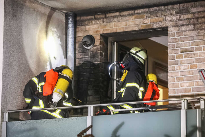 Zwei Feuerwehrkräfte untersuchten die Verkleidung.
