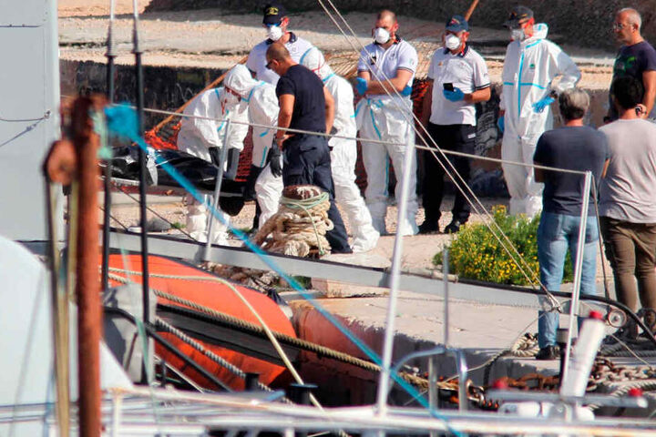 Laut Küstenwache sind Leichen von 12 Migranten, darunter ein Säugling, vor der Insel geborgen worden.