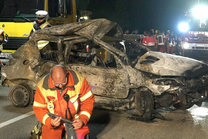 Der Peugeot-Fahrer konnte sich nicht aus seinem Auto befreien. Er verbrannte im Wrack.