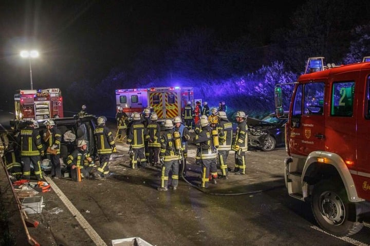 Die Autobahn glich nach dem Unfall einem Trümmerfeld.