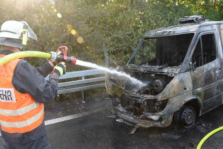 Trotz Löscharbeiten brannte der Transporter komplett aus.