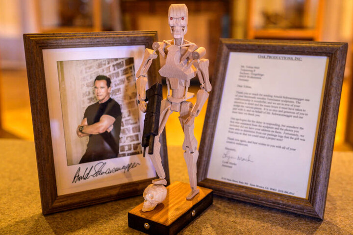 US-Schauspieler Arnold Schwarzenegger (72) ist in Besitz eines Holz-Terminators von Tobias Stiel.