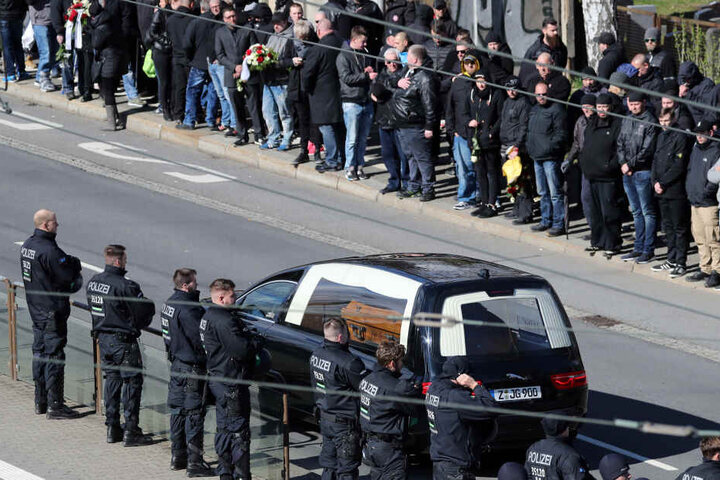 Der Leichenwagen fährt am Friedhof vor.