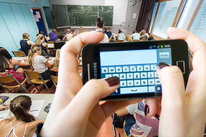Noch sind Smartphones im Unterricht verboten, dass könnte sich in Thüringen bald ändern.