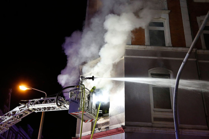Das Feuer war in einer Wohnung in der ersten Etage eines Mehrfamilienhauses in der Fürstenstraße ausgebrochen und hatte sich sehr schnell ausgebreitet.