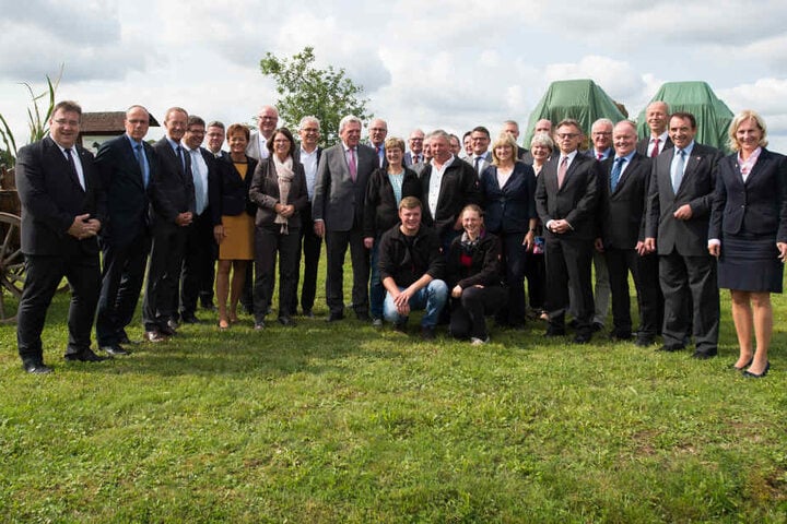 Bouffier, Kabinettsmitglieder und Hofbetreiber beim treffen in Korbach um über die Förderung von Mobilität auf dem Land zu reden.