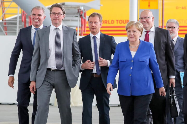 Besuchten die erste Nationale Luftfahrtkonferenz auf dem Flughafen Leipzig-Halle (v.l.n.r.): Carsten Spohr, Lufthansa-Vorstandsvorsitzender, Bundesverkehrsminister Andreas Scheuer (CSU), Sachsens Ministerpräsident Michael Kretschmer (CDU), Bundeskanzlerin