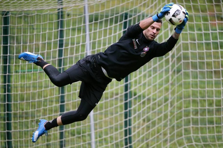 Flugeinlage von Daniel Haas bei seinem ersten Training mit dem FC Erzgebirge am Mittwoch.