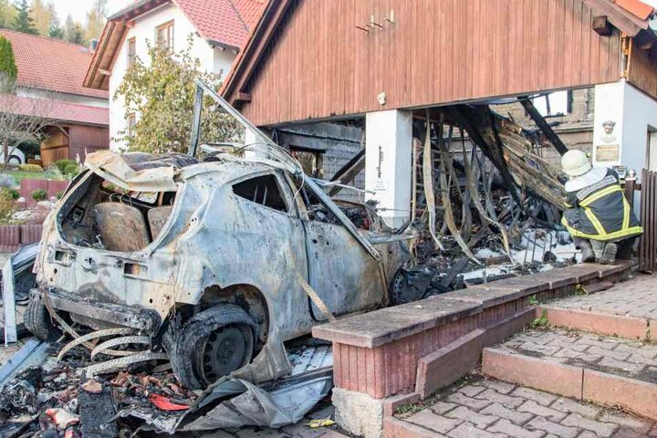 Das in der Garage abgestellte Auto brannte komplett aus.