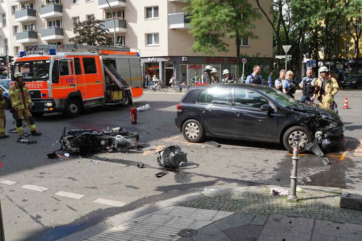 Das Motorrad wurde komplett zerstört. Der VW erlitt einen Frontalschaden. Aufgrund der enormen Wucht des Aufpralls wurden Fahrzeugteile mehrere Meter weit geschleudert.