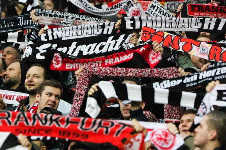 Die Eintracht-Fans feiern am Sonntag zusammen mit Ihrer Mannschaft den Beginn der Saison.
