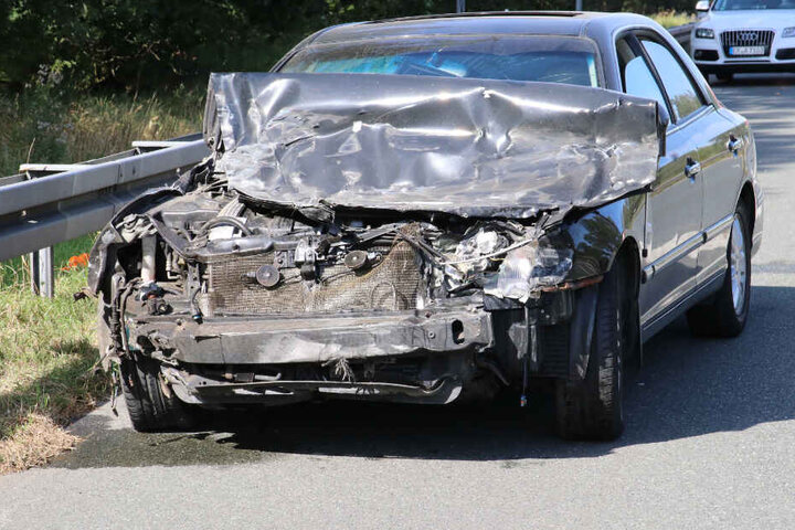 Die Fahrerin dieses Autos überquerte nach einem Zusammenprall die Fahrbahn und wurde von einem Auto erfasst.