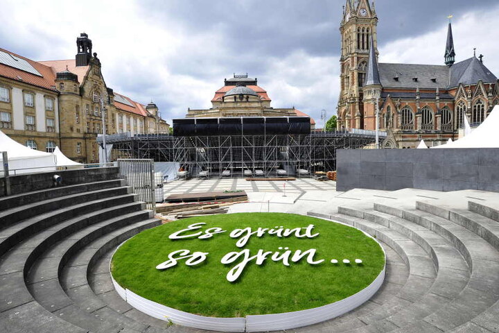 Große Tribüne, grüner Rasen: Für das Sommertheater wird richtig aufgefahren.