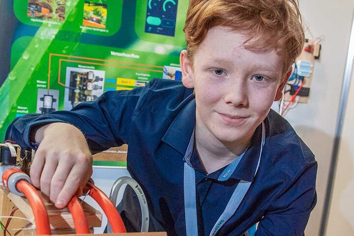 Der Jüngste: Paul Sorge (13) vom Gymnasium Einsiedel stellte ein Verfahren zur automatischen Bewässerung von Pflanzen vor, die per Handy-App mit dem Internet kommuniziert.