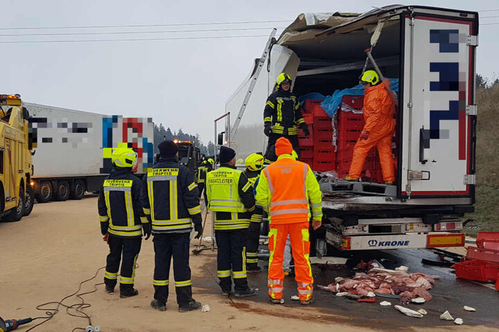 Ein Lkw hatte Fleisch geladen, dass sich über die A9 verteilte.