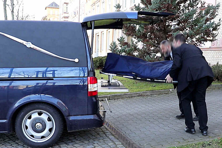 Ob es sich bei den Toten um die jeweiligen Mieter der Wohnungen handelt, muss die Obduktion klären.