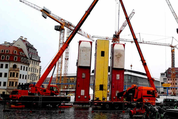 Das Ende eines umstrittenen Kunstwerks. Im strömenden Regen beginnen die Kräne mit ihrer Arbeit.