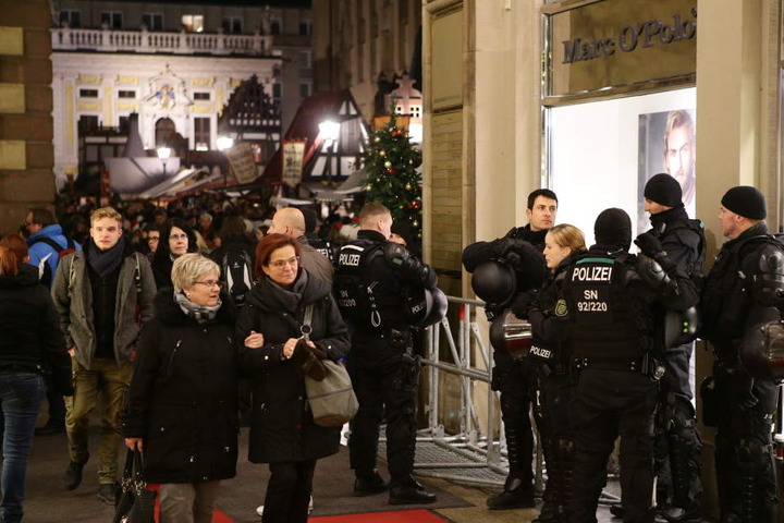 Uniformierte Polizisten sichern die Mädler-Passage ab, auf dem Weihnachtsmarkt direkt davor ist jeder dritte Besucher am Abend ein Zivilbeamter.