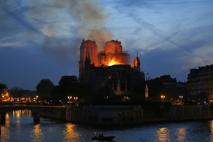 Feuerwehrleute versuchen, das Feuer in der Kathedrale Notre-Dame zu löschen.