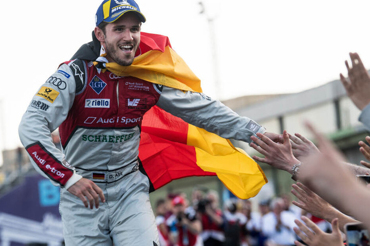 Der Gewinner des letzlährigen Rennens Daniel Abt vom Team Audi ABT jubelt vor der Siegerehrung auf dem Tempelhofer Feld.