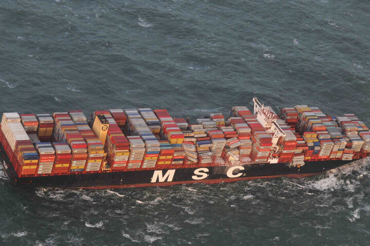 Die MSC Zoe verlor Anfang Januar mehr als 300 Container.