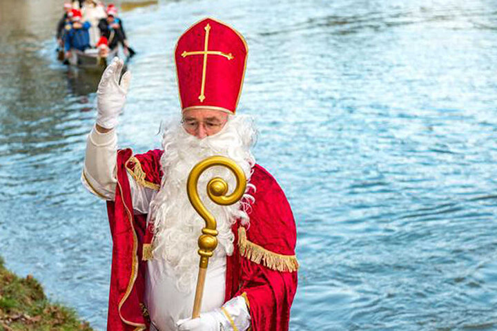 Im Anschluss an seine Werre-Fahrt zieht der Nikolaus durch Herford.