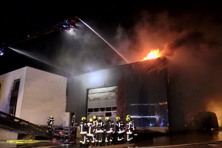 Bei dem Brand war eine Halle komplett in Flammen aufgegangen.