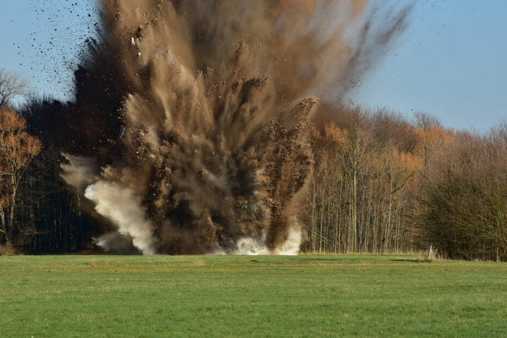 Bei der Explosion flogen Erde und Wasser über der Bombe in die Luft. Die Bombe war zuvor mit einem Wassertank abgesichert worden.