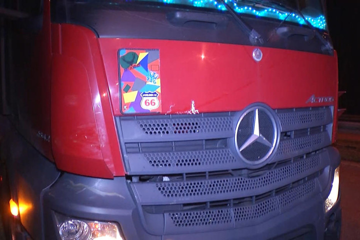 Glück im Unglück: Der Lkw wurde bei dem Vorfall beschädigt, der Fahrer kam mit dem Schrecken davon.