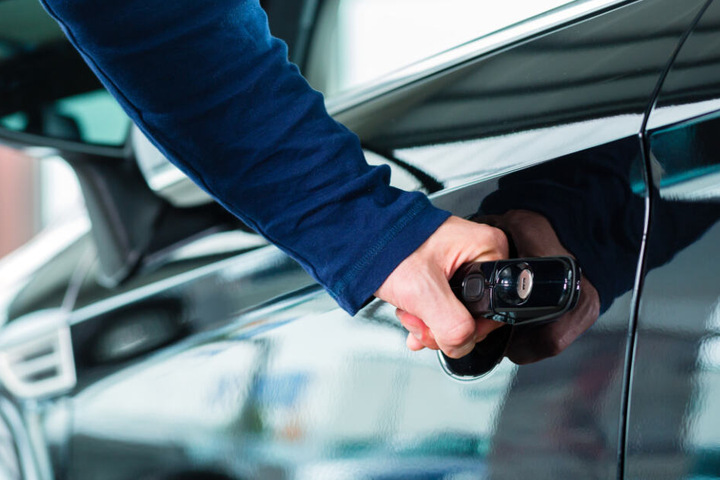 Der Autofahrer riss die Tür auf und verletzte seinen Kontrahenten. (Symbolbild)