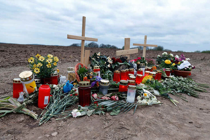 Freunde und Bekannte trauerten mit Kerzen und Blumen am Tatort.