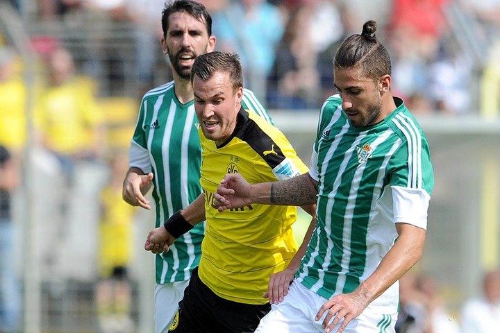 Jordi Figueras (l.) bei einem Testspiel 2015 mit seinem Verein Betis Sevilla gegen Borussia Dortmund.
