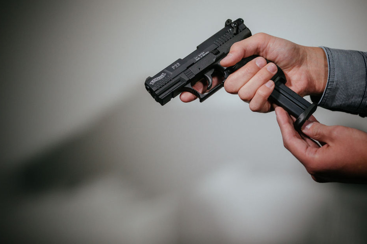 Die Polizei vermutet, das mit einer Schreckschusspistole geschossen wurde. (Symbolbild)