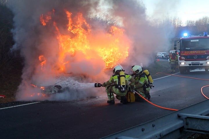 Die Feuerwehr konnte ein totales Abbrennen des Romeos nicht verhindern.