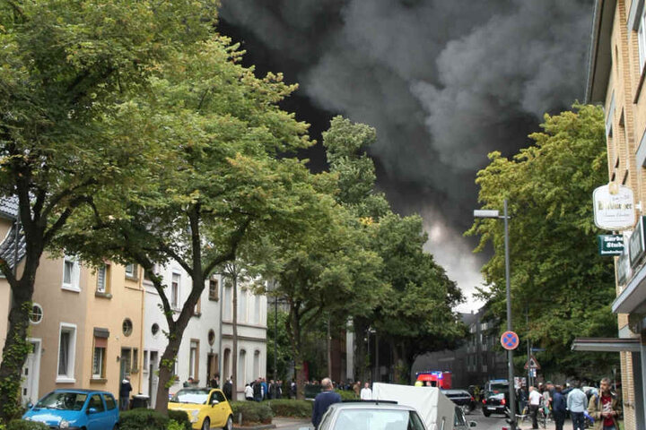 Dichter Rauch steigt aus einem Gewerbegebiet auf.