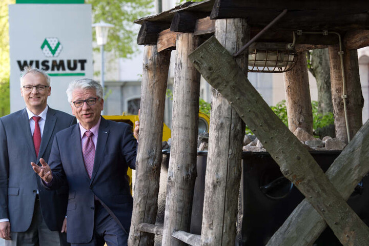 Die Wismut-Geschäftsführer Stefan Mann (v.l.) und Rainer M. Türmer an einer alten Grubenbahn an der Wismut-Zentrale in Chemnitz.